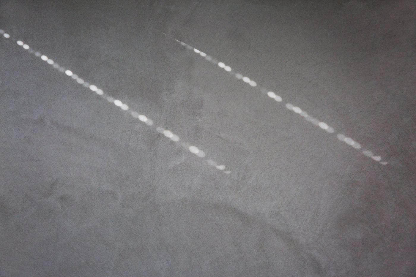 Superficie in cemento architettonico attraversata dalla luce